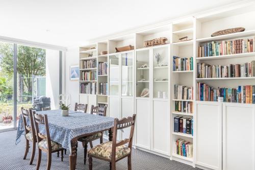 De bibliotheek in het appartement