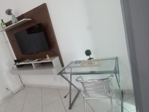einen Glastisch und einen Stuhl in einem Zimmer in der Unterkunft Casa Alvaro Alvim in Campos dos Goytacazes