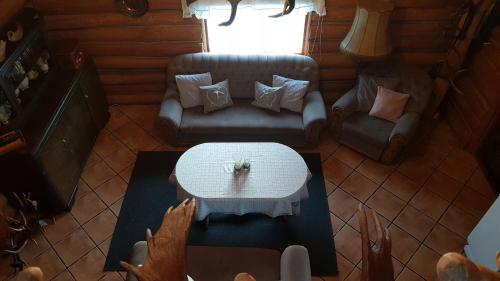 an overhead view of a living room with a table and a couch at Dzika Chata in Nowy Barkoczyn