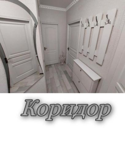 uma casa de banho com uma porta branca e um espelho em Апартаменти 2 х кімнатна Суховоля em Truskavets