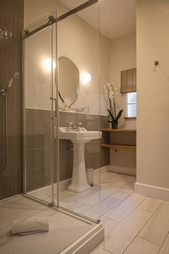 Un baño de The Yard in Bath Hotel
