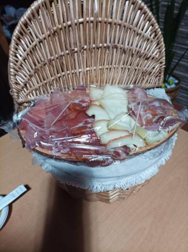 een mand gevuld met vlees en uien op een tafel bij Casa do Tio Ferreiro in Sabugueiro