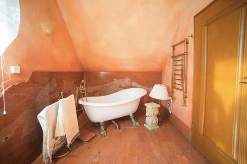 W pokoju znajduje się łazienka z wanną. w obiekcie Top Mountain Villa w Wiśle