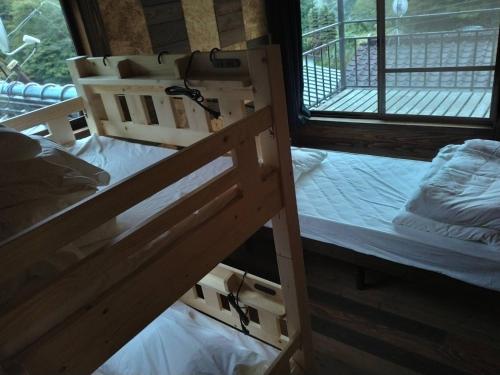 ein Paar Etagenbetten in einem Zimmer mit Fenster in der Unterkunft Kakomu - Vacation STAY 70352v in Kesennuma