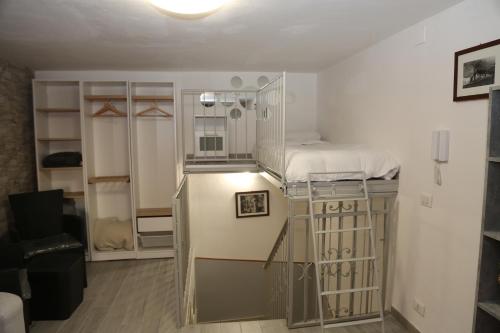 Montelepre的住宿－Camurría Sicily home，一间小房间,房间内设有一张双层床