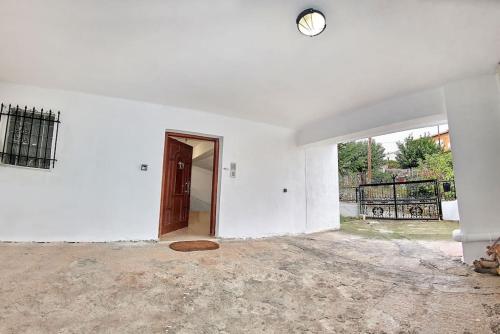 an empty room with a door in a white wall at Διαμέρισμα τρίτου ορόφου στην Δαύλεια με θέα in Dhávlia