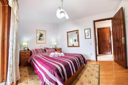 a bedroom with a bed with two towels on it at Διαμέρισμα τρίτου ορόφου στην Δαύλεια με θέα in Dhávlia