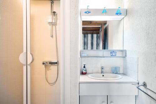 een badkamer met wastafel en douche bij Appartement duplex "Atlantis" proche du port in Saint-Martin-de-Ré