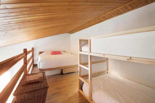 een kamer met 2 stapelbedden in een huis bij Appartement duplex "Atlantis" proche du port in Saint-Martin-de-Ré