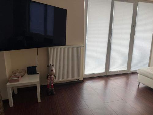 Televízia a/alebo spoločenská miestnosť v ubytovaní ViviAppartments, Warsaw - przy metro