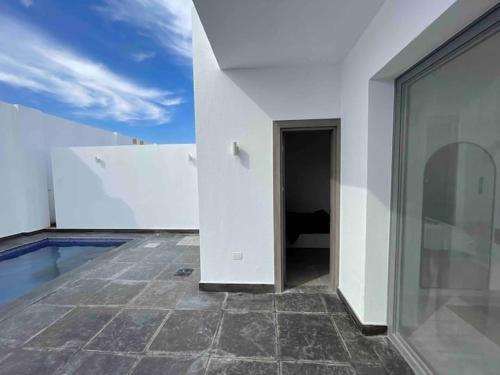 um edifício branco com uma piscina e uma porta em 3bds with private heated pool in Sholan 2 ElGouna em Hurghada