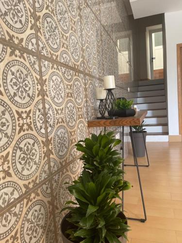 a room with a wall with a patterned wall at KAZARÃO DI MAVETE - Guesthouse in Praia