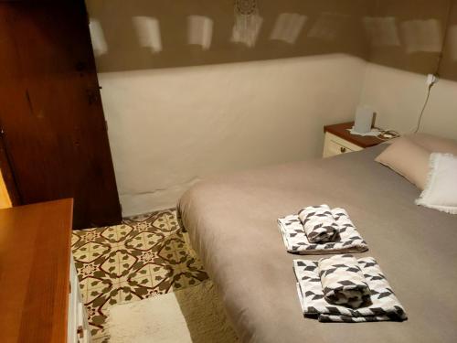 a bedroom with a bed with towels on it at Casa Rural Bella Culla in Culla