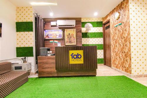 biuro horyzontu pracy z zielonym dywanem w obiekcie FabHotel Chandigarh w mieście Mohali