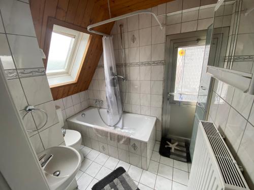 een badkamer met een toilet, een douche en een wastafel bij Wohnen Nähe Nordpark in Mönchengladbach