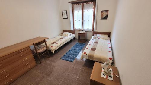 Habitación con 2 camas y ventana en Holiday Maria Luisa, en Galtellì