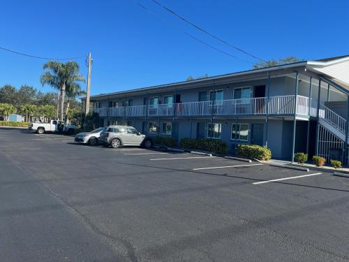 a blue building with cars parked in a parking lot at Brandon Motor Lodge in Brandon