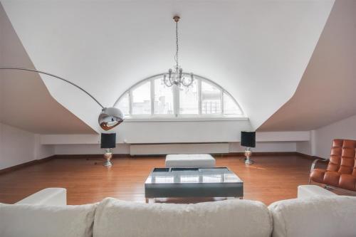 un soggiorno con divano e una grande finestra di Divon Luxury Apartments by Wawel Castle a Cracovia