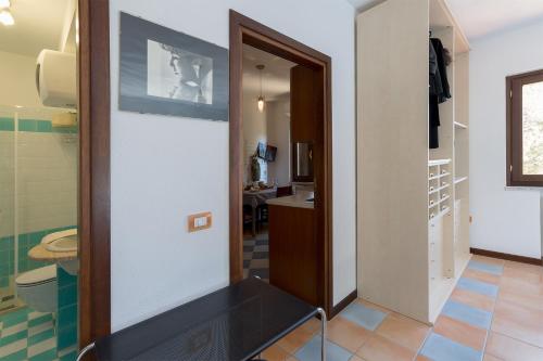 La salle de bains est pourvue de toilettes et d'un couloir. dans l'établissement Suite cucinino, bagno, ingresso indipendente in" Villa VìVì", à Siniscola