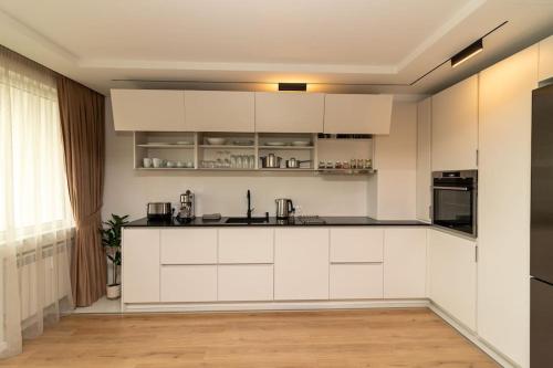 A kitchen or kitchenette at Gran Capital Top Central Apartment
