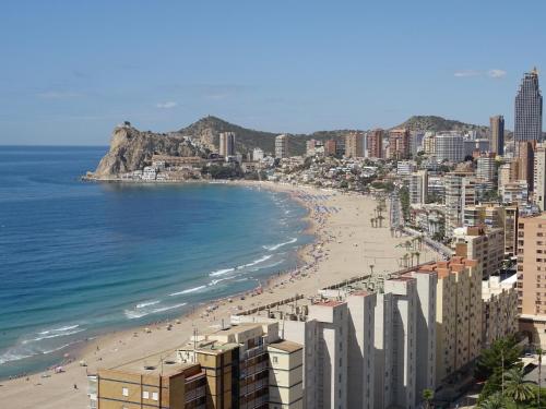 widok na plażę z budynkami i ocean w obiekcie Hotel Poseidon Playa w mieście Benidorm