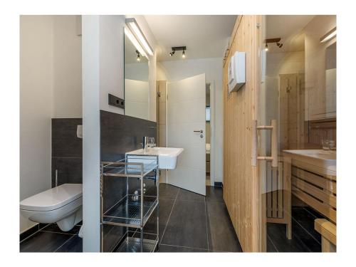 a bathroom with a toilet and a sink at Suite-Meerblick-Juliusruh in Juliusruh