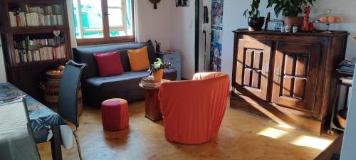 a living room with a couch and a table at UNE MAISON SUR UNE PRESQU'ILE in Saint-Louis-du-Rhône
