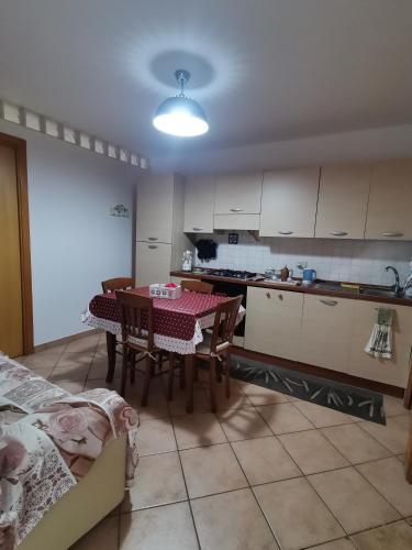 una cucina con un tavolo e sedie in una stanza di Hope's corner apartment a Terracina
