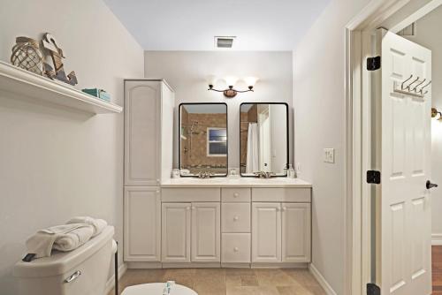 uma casa de banho com um lavatório, um WC e um espelho. em Home Wpool By Pmi Unit Dfs em Deerfield Beach