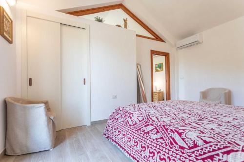 una camera con un letto con copriletto rosso e bianco di Villa Pompea int. n ro 3 a Casarano