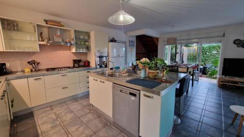 Kuchyň nebo kuchyňský kout v ubytování VILLA CAP détente et SPA