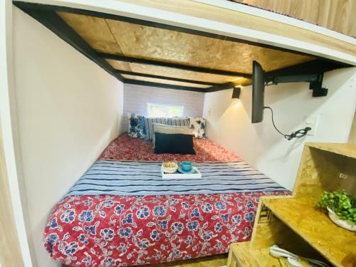 a bedroom with a large bed in a room at Minicasa Brasileira in Sorocaba