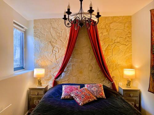 - une chambre avec un lit et un rideau rouge dans l'établissement 2 Appt MédiéLounge ou MédiéOld, Parking Vue magnifique par Beds76, à Rouen