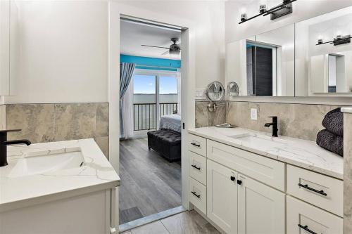 Ένα μπάνιο στο Sunset Fishing Paradise 3b b Bay Front Townhome