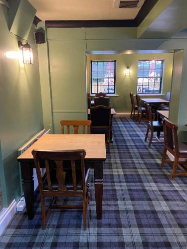 The Redwell Inn في بارنارد كاسيل: غرفة طعام مع طاولات وكراسي ونوافذ