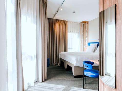 een hotelkamer met een bed en een tafel en stoelen bij Mercure Brest Centre Port in Brest