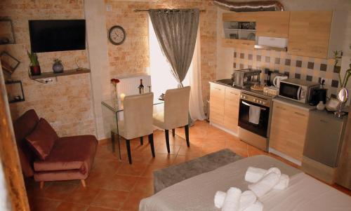 una pequeña cocina con mesa y sillas en una habitación en Harmony, en Lávrion