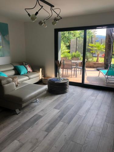 a living room with a couch and a table at Appartement cosy au calme in Chindrieux