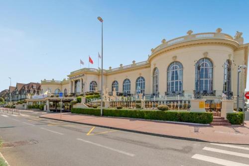 un gran edificio con una calle delante en La Résidence du Golf de Deauville, en Deauville