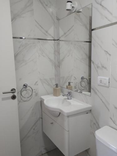 a white bathroom with a sink and a shower at Mendoza Viejo Tonel in Mendoza