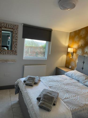 Llangain的住宿－Eden Garden Luxury Lodges，一间卧室配有两张带毛巾的床