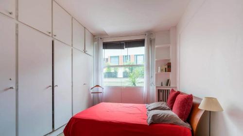 Ένα ή περισσότερα κρεβάτια σε δωμάτιο στο Neuilly-Sur-Seine f2 en rez de chaussée