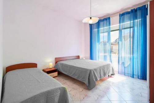 1 Schlafzimmer mit 2 Betten und einem großen Fenster in der Unterkunft Via Brunenghi 63 in Finale Ligure
