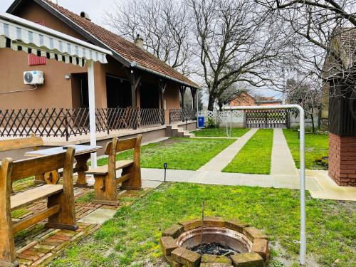 ogród z dziurą w trawie obok budynku w obiekcie Turul -Kuća za odmor- w mieście Korođ