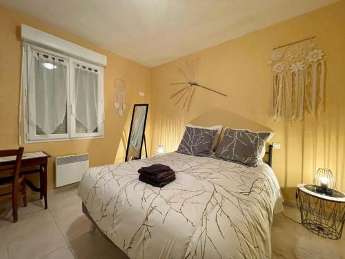 une chambre avec un lit, un bureau et une fenêtre dans l'établissement Le Roqual, à Carsac-Aillac