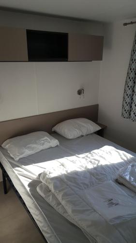 Posteľ alebo postele v izbe v ubytovaní mobile home 477 Bois Dormant camping 4*