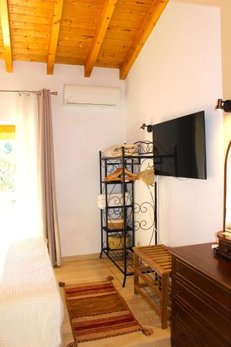 a living room with a flat screen tv on a wall at Quinta das Alfambras in Aljezur