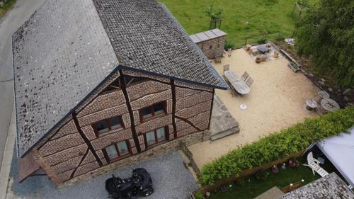 una vista aérea de una casa grande con techo en Vakantiewoning BarCy in Heyd/Durbuy, en Durbuy