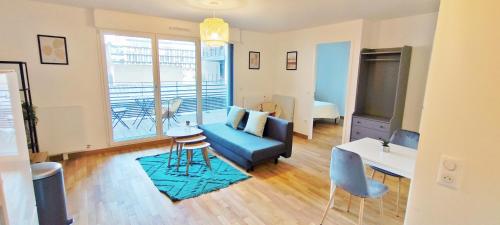 Fotografia z galérie ubytovania Grand Appart Cosy Gare Paris 4 pers Wifi v Courbevoie