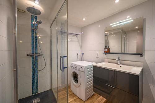 a bathroom with a washing machine and a sink at Le Saint Salomon - Appartement Duplex in Vannes